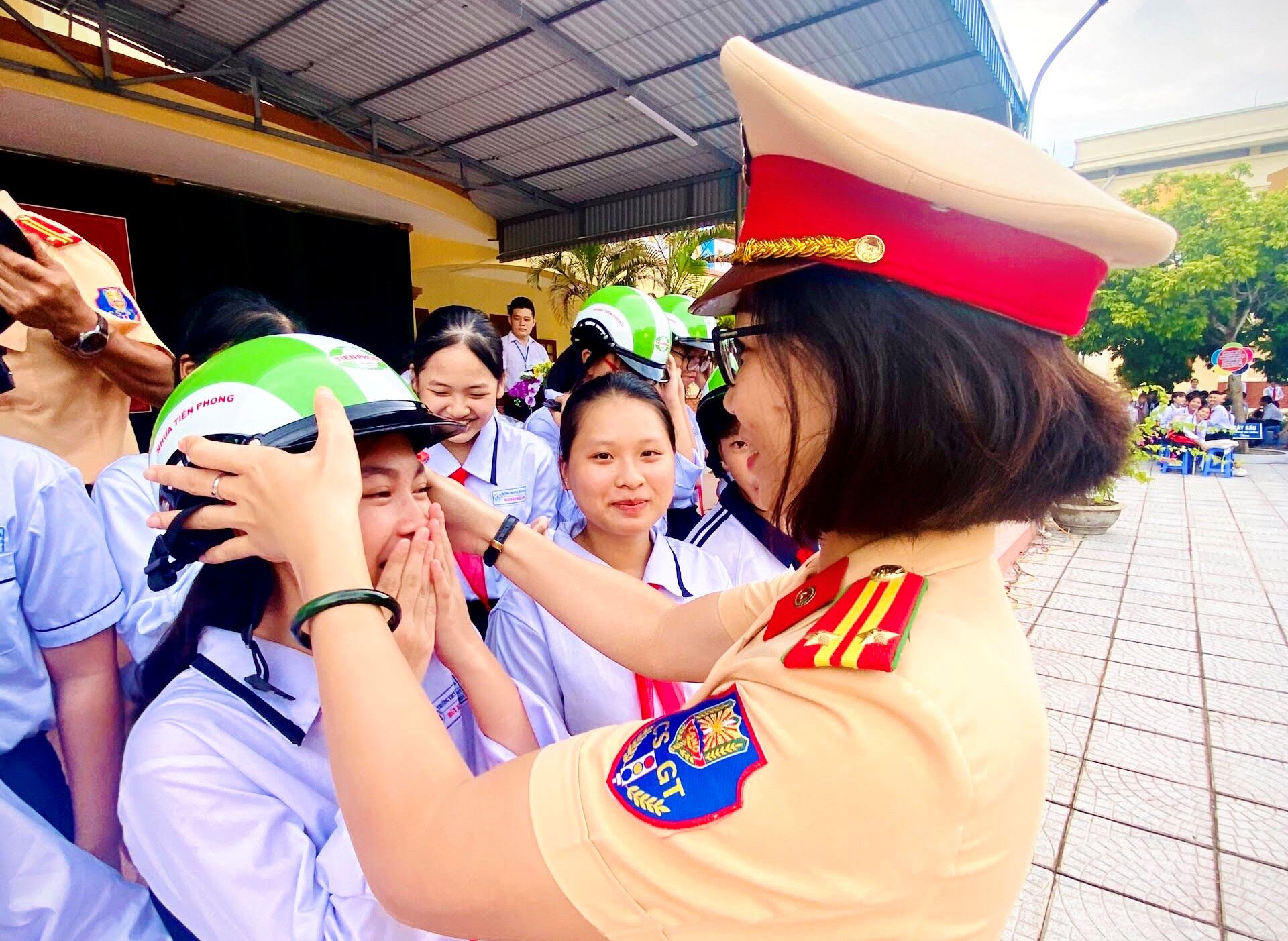 Hội phụ nữ Phòng CSGT đường bộ - đường sắt: Phát 700 tờ rơi tuyên truyền trật tự an toàn giao thông